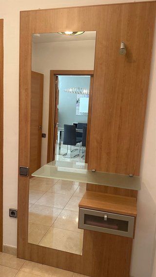 Mueble recibidor con espejo y cajón con perchero