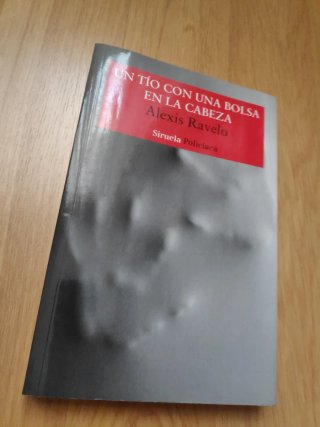 Un tío con una bolsa en la cabeza