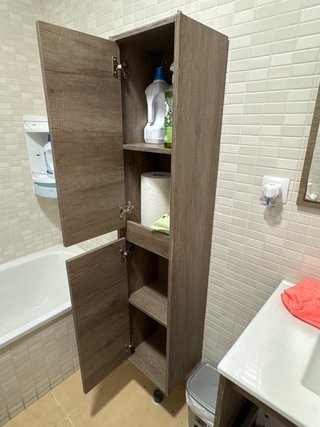 Baño completo con bañera y lavabo
