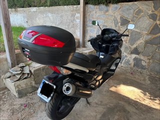 Yamaha Tmax 500 con maleta