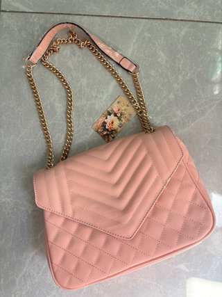 Bolso rosa acolchado con cadena dorada