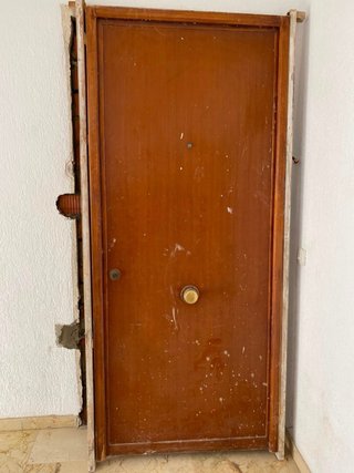 Urge vender.Ya desmontada. Negociable puerta mader