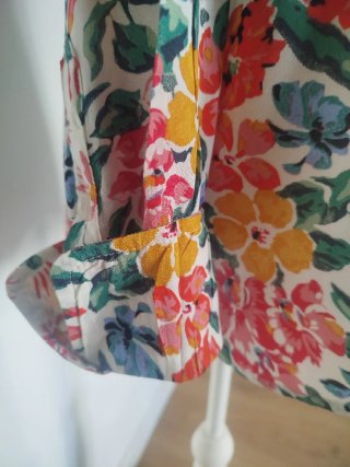 Camisa Mango floral talla S