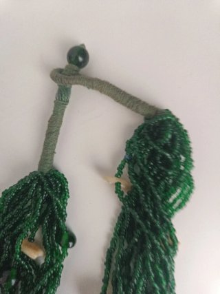 Collar de cuentas verde y beige