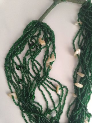 Collar de cuentas verde y beige