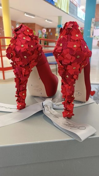Décolleté rosse con fiori tacco 35