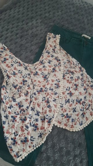 Conjunto Ropa Mujer: Top Flores y Pantalón Verde