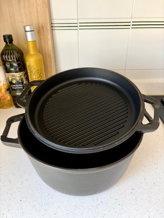 Olla de hierro fundido con grill