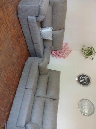 Sofá de tela gris
