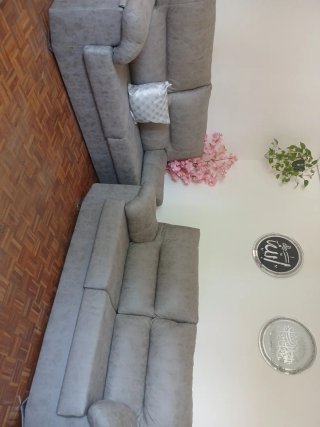 Sofá de tela gris