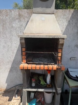 Barbacoa de obra con ladrillos y cemento