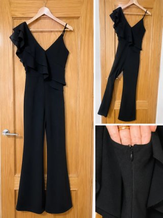 Mono negro elegante con volantes