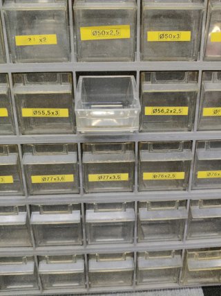 Archivador de plástico y hierro para tornillos 72