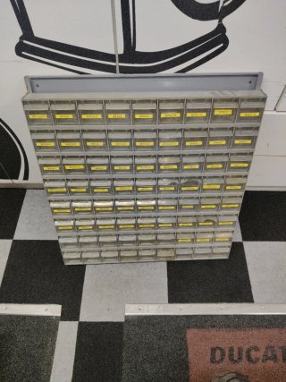 Archivador de plástico y hierro para tornillos 72