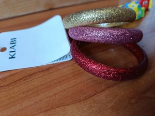 Braccialetti brillanti dorati, rosa e rossi