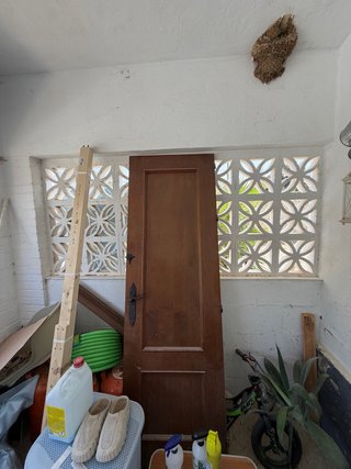 Puerta de madera oscura
