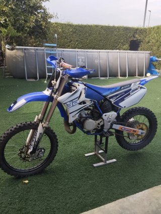 Yamaha YZ85 Motocross Azul/Blanco + Equipación