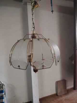 Lámpara colgante dorada y blanca