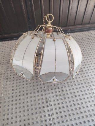 Lámpara colgante dorada y blanca