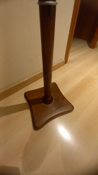 Perchero de pie de madera