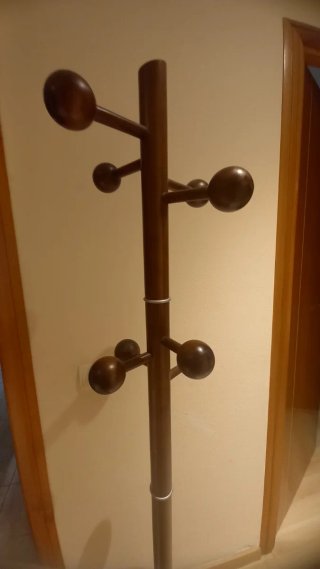 Perchero de pie de madera