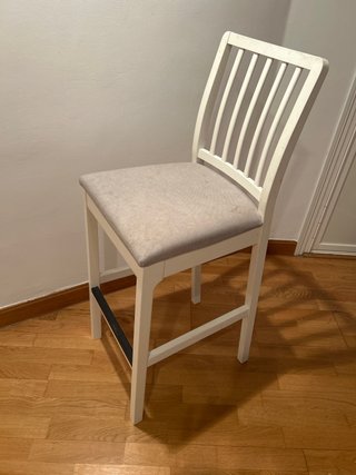 Silla alta de bar blanca con asiento beige