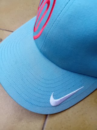 Gorra Nike Azul con Logo Rosa 90