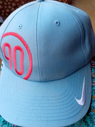 Gorra Nike Azul con Logo Rosa 90