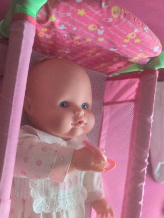 Muñeca Nenuco con cuna, pijama y chupete