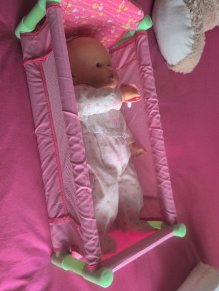 Muñeca Nenuco con cuna, pijama y chupete