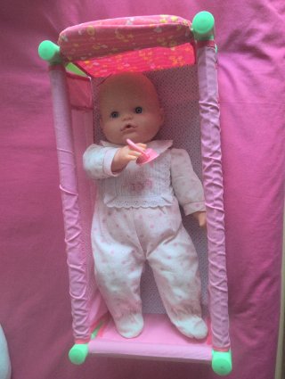 Muñeca Nenuco con cuna, pijama y chupete