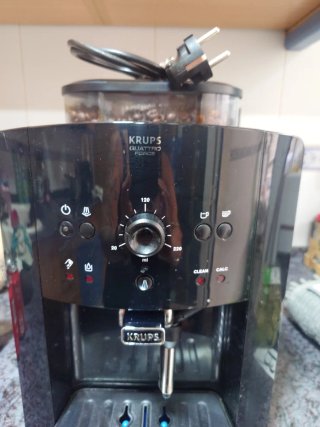 Cafetera Krups Quattro Force con molinillo