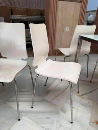 Sillas modernas blancas y plateadas