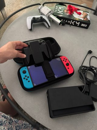 Nintendo Switch Azul/Rojo + Accesorios + 2 juegos.