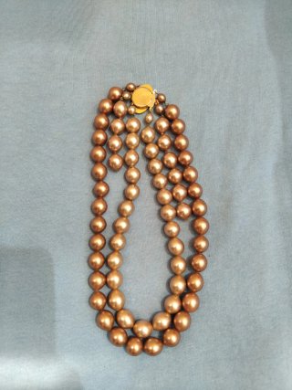Collar de perlas dorado