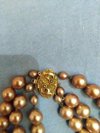 Collar de perlas dorado