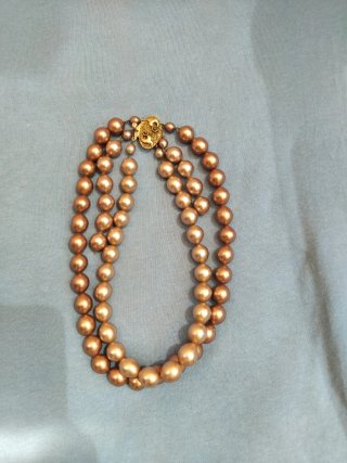 Collar de perlas dorado