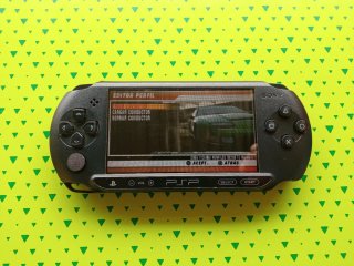PSP Street + Juego y Adaptador de Carga