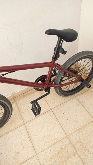 Bicicleta BMX color burdeos