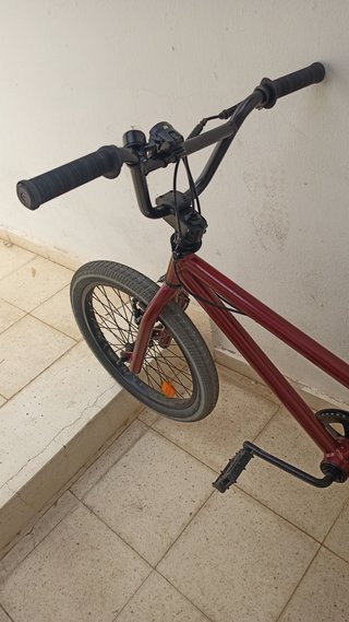 Bicicleta BMX color burdeos