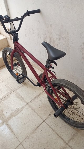 Bicicleta BMX color burdeos