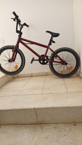 Bicicleta BMX color burdeos