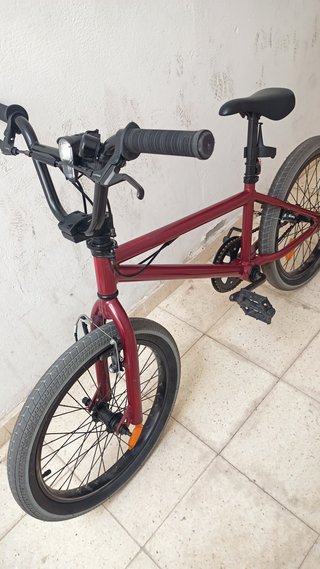 Bicicleta BMX color burdeos