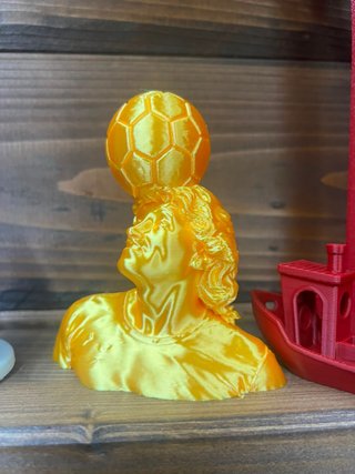 Statua Maradona con pallone dorata