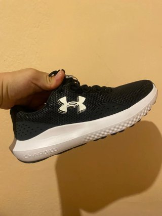 Zapatillas Under Armour Negras y Blancas