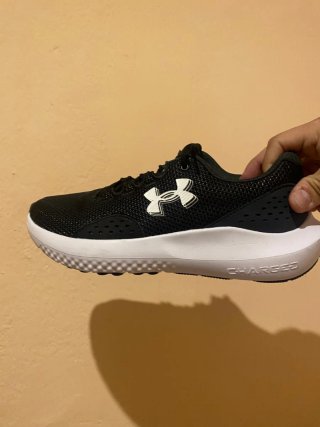 Zapatillas Under Armour Negras y Blancas