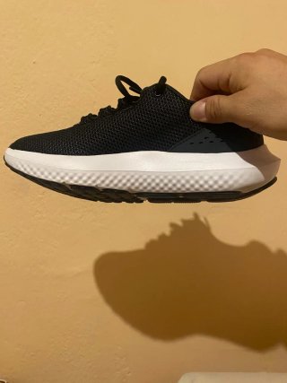 Zapatillas Under Armour Negras y Blancas