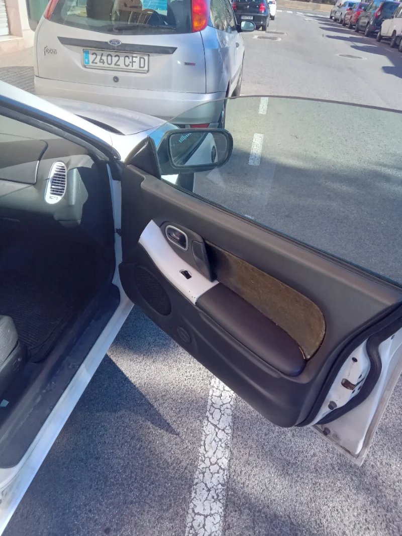 Mazda 323 1998 - foto 1