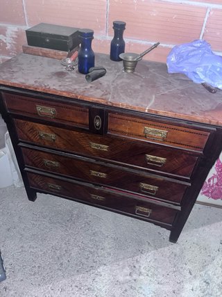 Mueble antiguo de madera con mármol