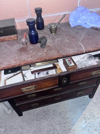 Mueble antiguo de madera con mármol